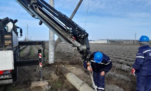 Екипи на ЕРП Север подмениха по спешност счупен стълб вследствие на ураганния вятър в района на Генерал Тошево